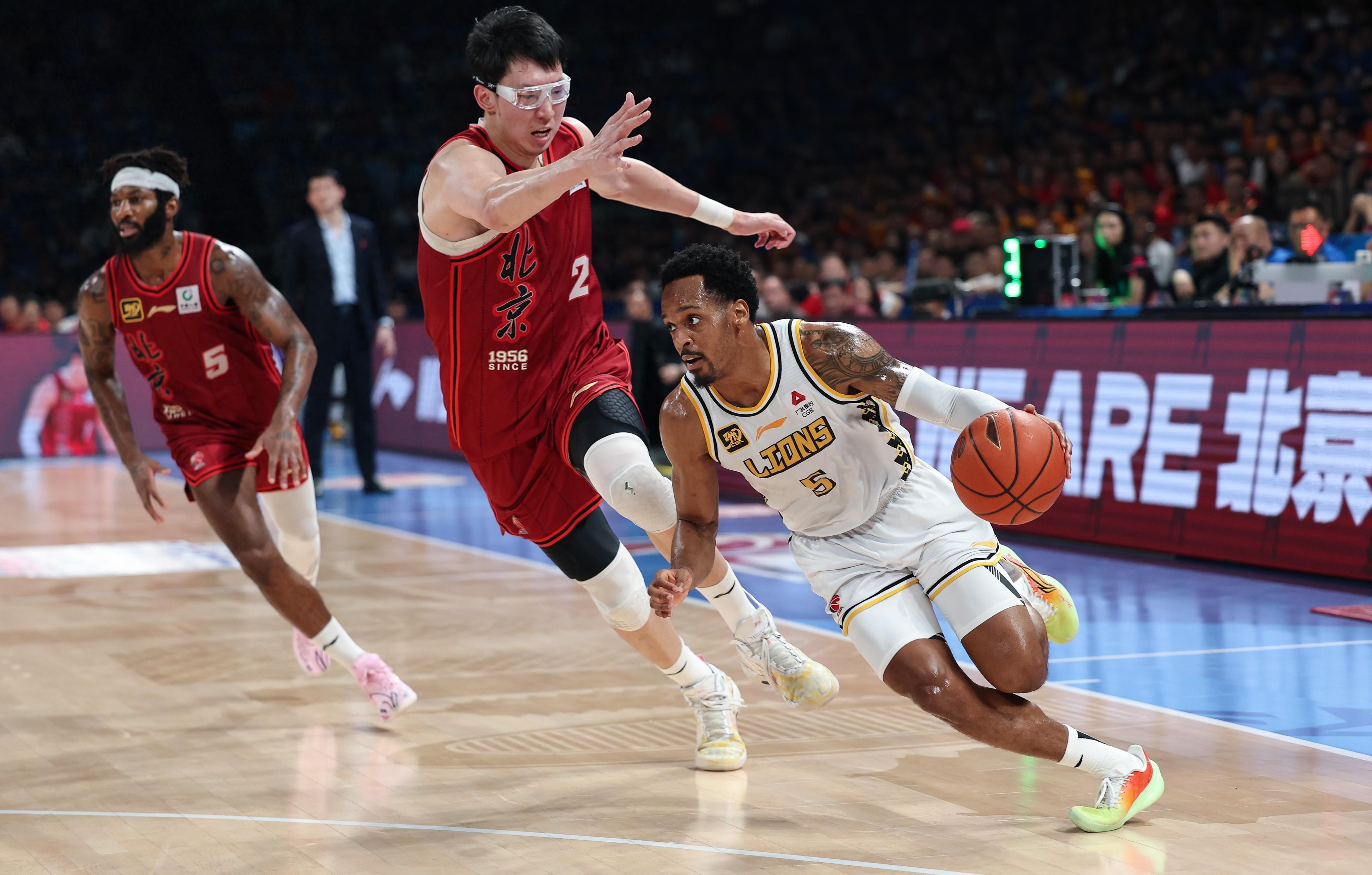 爱游戏在线登录-浙江队训练开放日，关键时刻扳平良机引欢呼，英超在即，资深球员宣示担当 